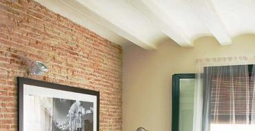 Tulla në brendësi: një dizajn që do të ëndërroni për brendësinë e dhomës së ndenjes me një mur me tulla të bardhë